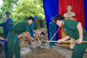 LLVT huyện Yên Thủy tham gia ủng hộ ngày công xây dựng nhà tỉnh nghĩa tặng cho gia đình Đinh Quang Hưng. 

