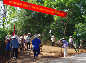 Sở GT-VT phối hợp với huyện Lạc Sơn cải tạo, mở mới được 2,2 km đường cấp phối với tổng trị giá hơn 600 triệu đồng.

