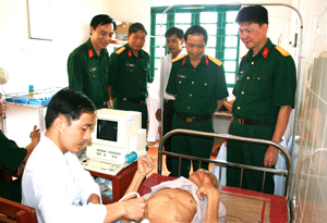 Đảng ủy - Bộ CHQS tỉnh phối hợp với Bệnh viện Quân y 5 - Quân khu 3 tổ chức khám bệnh, cấp thuốc miễn phí cho các gia đình chính sách tại xã Lũng Vân (Tân Lạc). Ảnh: M.H


