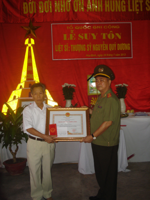 Lãnh đạo CA tỉnh trao Huân chương Chiến công hạng ba của Chủ tịch nước truy tặng Thượng sỹ Nguyễn Quý Dương cho thân nhân của liệt sỹ.

