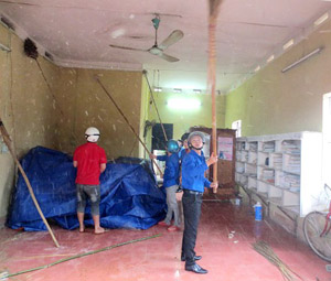 ĐVTN tham gia tu sửa điểm bưu điện văn hoá xã Tây Phong.