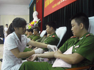 Cán bộ, chiến sĩ Công an tỉnh tham gia hiến máu tình nguyện.