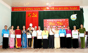 Lãnh đạo Huyện uỷ Kỳ Sơn trao thưởng cho 13 phụ nữ tiêu biểu làm theo lời Bác trong các lĩnh vực. 

