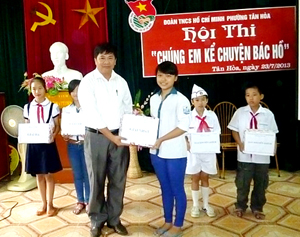 Đại diện lãnh đạo phường trao giải nhất cho chi đội Tân Thành. 

