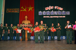Thay mặt Ban tổ chức, Đại tá Nguyễn Văn Hùng, Chính ủy Bộ CHQS tỉnh trao giải nhất Hội thi cho thí sinh Nguyễn Xuân Trọng.

