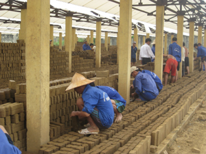 Học viên Trung tâm giáo dục LĐXH huyện Lạc Sơn, sản xuất ghach nung để cải thiện đời sống.

