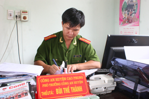 Thiếu tá Bùi Thế Thành - Phó Công an huyện Cao Phong tận tụy trong công việc, mang lại bình yên cho Cao Phong.

