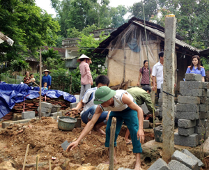 ĐVTN và nhân dân xã Hợp Thịnh xây dựng công trình nhà tiêu hợp vệ sinh cho các hộ gia đình người có công trên địa bàn, thiết thực kỷ niệm 66 năm ngày thương binh, liệt sỹ.