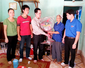 Đại diện Đoàn TN Báo Hoà Bình, Thành đoàn Hoà Bình tặng quà hộ bà Đinh Thị Kim Chung. 

