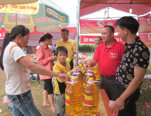 Người tiêu dùng nông thôn huyện Kỳ Sơn mua sắm tại phiên chợ hàng Việt năm 2013.


