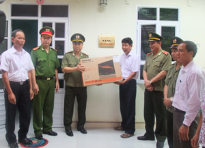 Lãnh đạo Công an tỉnh trao nhà tình nghĩa cho gia đình liệt sĩ Võ Văn Mỹ ở Nông trường Cửu Long (Lương Sơn).

