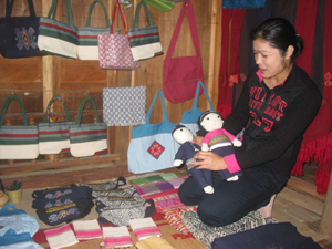Làng nghề dệt kết hợp làm du lịch xã Chiềng Châu (Mai Châu) vừa được công nhận năm 2013 hiện đang thu hút hàng trăm xã viên tham gia, tạo ra mẫu mã sản phẩm đa dạng, phong phú đáp ứng thị hiếu tiêu dùng.