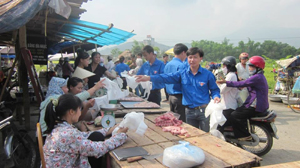 ĐV-TN huyện Lương Sơn phát túi thân thiện với môi trường cho nhân dân trên địa bàn, thiết thực chung tay bảo vệ môi trường.