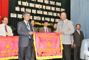 Bộ trưởng Bộ GD&ĐT Phạm Vũ Luận trao cờ thi đua xuất sắc tiêu biểu dẫn đầu cho Ngành GD&ĐT tỉnh.