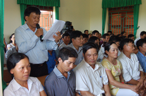 Đồng chí Nguyễn Văn Điền, Phó Chủ tịch UBND xã Nhuận Trạch kiến nghị với đoàn ĐBQH tỉnh về sự chậm trễ của các nhà đầu tư khi triển khai các DA trên địa bàn.