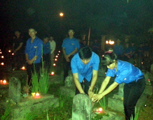 ĐV – TN tham gia thắp nến tri ân tại Nghĩa trang huyện Lạc Sơn.