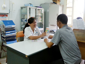 Bác sỹ Nguyễn Thị Thành, Trưởng phòng Khám ngoại trú, Khoa truyền nhiễm Bệnh viện Đa khoa tỉnh  tư vấn  cho người nhiễm HIV.