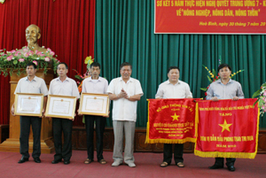 Đồng chí Hoàng Việt Cường, Bí thư Tỉnh ủy trao cờ, bằng khen của Thủ tướng Chính phủ và Bộ GT-VT cho những đơn vị có thành tích xuất sắc phát triển giao thông miền núi năm 2012.