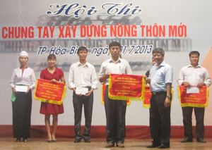 Đồng chí Trần Văn Hoàn – Bí thư Thành ủy trao giải nhất cho đội xã Dân Chủ.
