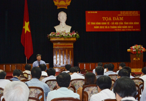 Đồng chí Trần Đăng Ninh, Phó Chủ tịch UBND tỉnh trao đổi với các học viên nhiều vấn đề, kinh nghiệm thực tiễn trong lãnh đạo thực hiện nhiệm vụ phát triển KT - XH của địa phương thời gian qua.