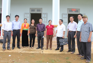 Đoàn đại biểu HĐND tỉnh trao đổi với cử tri 2 xã Văn Sơn và Thượng Cốc.