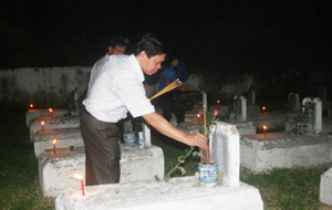 Lãnh đạo và các ban, ngành, đoàn thể huyện Lạc Thuỷ thắp nến tri ân tại nghĩa trang liệt sỹ thị trấn Chi Nê.
