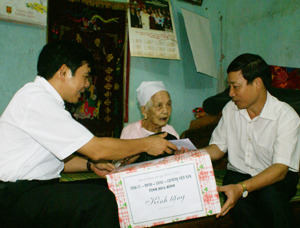 Đồng chí Bùi Văn Cửu, Phó Chủ tịch Thường trực UBND tỉnh tặng quà mẹ Việt Nam Anh hùng Bùi Thị Triều.