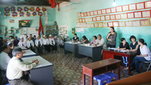 Buổi sinh hoạt của các thành viên CLB “Cùng chia sẻ” xã Liên Sơn (Lương Sơn)  trao đổi thông tin, kinh nghiệm trong phòng - chống lây truyền HIV từ mẹ sang con.