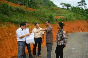 Cán bộ Ban Dân tộc tỉnh cùng các đơn vị liên quan kiểm tra, nghiệm thu công trình đường Xẻ Lẻ, xã Mường Chiềng (Đà Bắc).