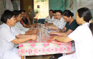 Đại diện công đoàn ngành y tế huyện Lạc Sơn trao đổi chuyên môn, nghiệp vụ với đoàn viên công đoàn Trạm y tế xã Yên Nghiệp.