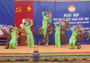 Tiết mục múa hát của nhân dân xã Mỵ Hòa (Kim Bôi) trong ngày hội đại đoàn kết toàn dân tộc.