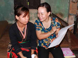 Cô Phan Thị Nhật Lê (cán bộ TTHTCĐ phường Thái Bình) trong lần gặp gỡ, tìm hiểu về tình hình học tập của em Phùng Thị Thiết  sau ngày em trở lại lớp.