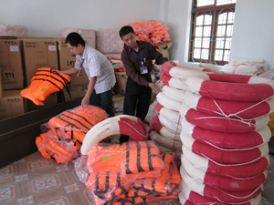 Cơ số vật tư, phương tiện thiết yếu phục vụ phòng - chống lũ bão  được BCH PCLB&TKCN huyện cao Phong phân bổ đến các xã, thị trấn.