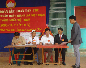 Hàng năm, trong ngày hội đại đoàn kết toàn dân tộc, các ngành, đoàn thể xóm Nà Chiếu, xã Cao Sơn (Đà Bắc) tham gia ký kết thực hiện phong trào thi đua yêu nước.