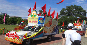 Xe tuyên truyền lưu động của tỉnh Hòa Bình trong buổi diễu hành tuyên truyền cổ động phòng - chống ma túy năm 2014 tại TP Hà Tĩnh, tỉnh Hà Tĩnh.