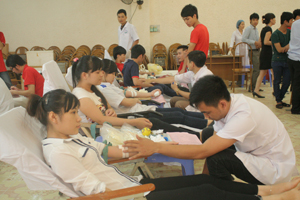 Các tình nguyện viên tham gia hiến máu tình nguyện đợt 3 do BCĐ thành phố Hoà Bình tổ chức.