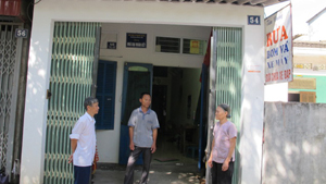 Ông Nguyễn Văn Tân (đứng giữa) lo lắng trước nguy cơ bị mất đi ngôi nhà “Đại đoàn kết” mới được hỗ trợ xây dựng.