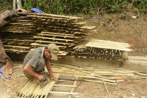 Xã Nà Phòn, Mai Châu phát triển ngành nghề thủ công làm phên lợp mái nhà sàn tạo việc làm và thu nhập cho nhiều lao động nhàn rỗi.