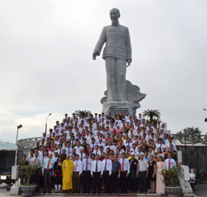 Các đồng chí lãnh đạo tỉnh và hơn 300 đại biểu dự Đại hội MTTQ tỉnh lần thứ XIV tham dự lễ dâng hương tại Tượng đài Bác Hồ.