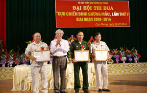 Đại diện lãnh đạo huyện Cao Phong trao giấy khen cho các tập thể có nhiều thành tích xuất sắc trong thực hiện phong trào thi đua “Cựu chiến binh gương mẫu”, giai đoạn 2009- 2014.