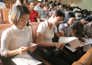 Phụ nữ huyện Cao Phong được tập huấn nâng cao kiến thức bình đẳng giới.