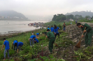 ĐV-TN và nhân dân tham gia dọn vệ sinh tại khu vực bờ kè sông Đà.