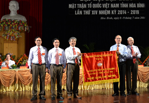 Đồng chí Nguyễn Thiện Nhân, Ủy viên Bộ Chính trị, Chủ tịch Ủy ban Trung ương MTTQ Việt Nam tặng cờ thi đua thêu 8 chữ “Đoàn kết – dân chủ - đổi mới – phát triển” cho Đại hội.