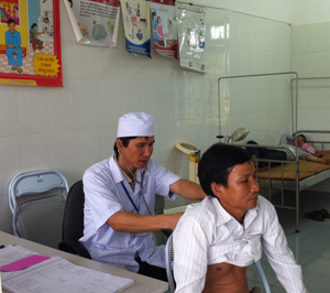 Cán bộ Trạm y tế xã Liên Hòa (Lạc Thủy) khám và tư vấn cách phòng, chống dịch bệnh cho người dân.

