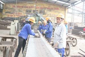 Công ty CP Gạch ngói Quỳnh Lâm (TPHB) trang bị đầy đủ trang thiết bị bảo hộ, đảm bảo ATVSLĐ cho người lao động.
