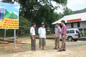 Cán bộ Phòng Dân tộc huyện tìm hiểu hiệu quả đầu tư chính sách dân tộc tại xã Đú Sáng (Kim Bôi).