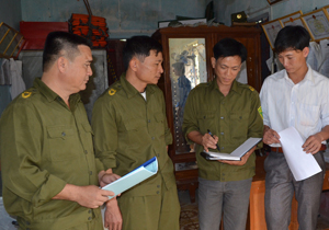 Công an xã Bảo Hiệu (Yên Thủy) trao đổi về kế hoạch tuần tra đảm bảo an ninh vùng giáp ranh.