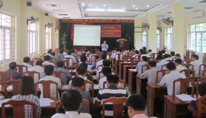 Gần 100 đại biểu là cán bộ chủ chốt huyện Yên Thuỷ dự hội nghị triển khai thi hành Luật Đất đai 2013. 
