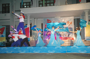 ĐV-TN huyện Lạc Thủy tham gia biểu diễn tại đêm giao lưu văn nghệ  “Hướng về biển, đảo quê hương” được tổ chức vào đầu tháng 7 vừa qua.