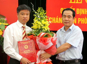 Đồng chí Nguyễn Văn Quang, Phó Bí thư Tỉnh ủy, Chủ tịch UBND tỉnh trao Quyết định bộ nhiệm Chánh Văn phòng UBND tỉnh cho đồng chí Nguyễn Văn Thắng.